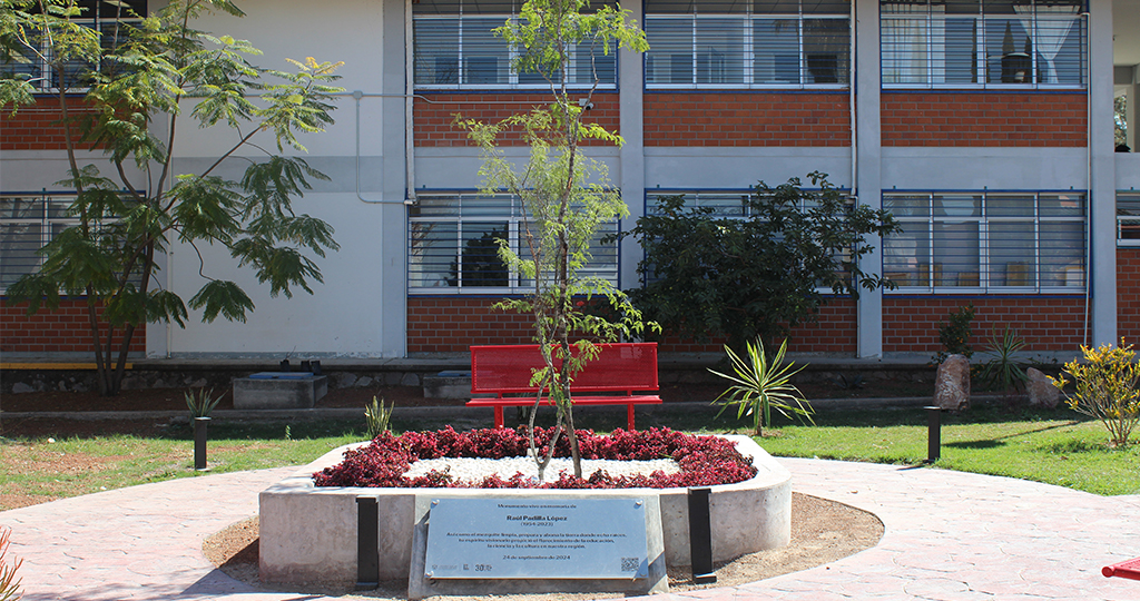 Sede Lagos de Moreno - Monumento Árbol vivo