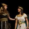 Cleopatra y su moza conversando