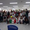 Estudiantes de intercambio en Colombia, al centro Óscar y una compañera suya sostienen la bandera de México