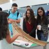Una niña muestra su experimento a estudiantes del CULagos