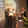 El doctor Aristarco Regalado y el maestro Carlos Terrés hicieron entrega de la estatuilla Meztli y el reconocimiento al doctor Trinidad Padilla