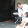 Especialista realiza una evaluación de salud visual a trabajadora del CULagos