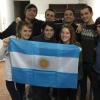 Lorena y su grupo de amigos con la bandera de Argentina