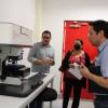 Investigadoras e investigadores del CULagos observando el funcionamiento del RM5